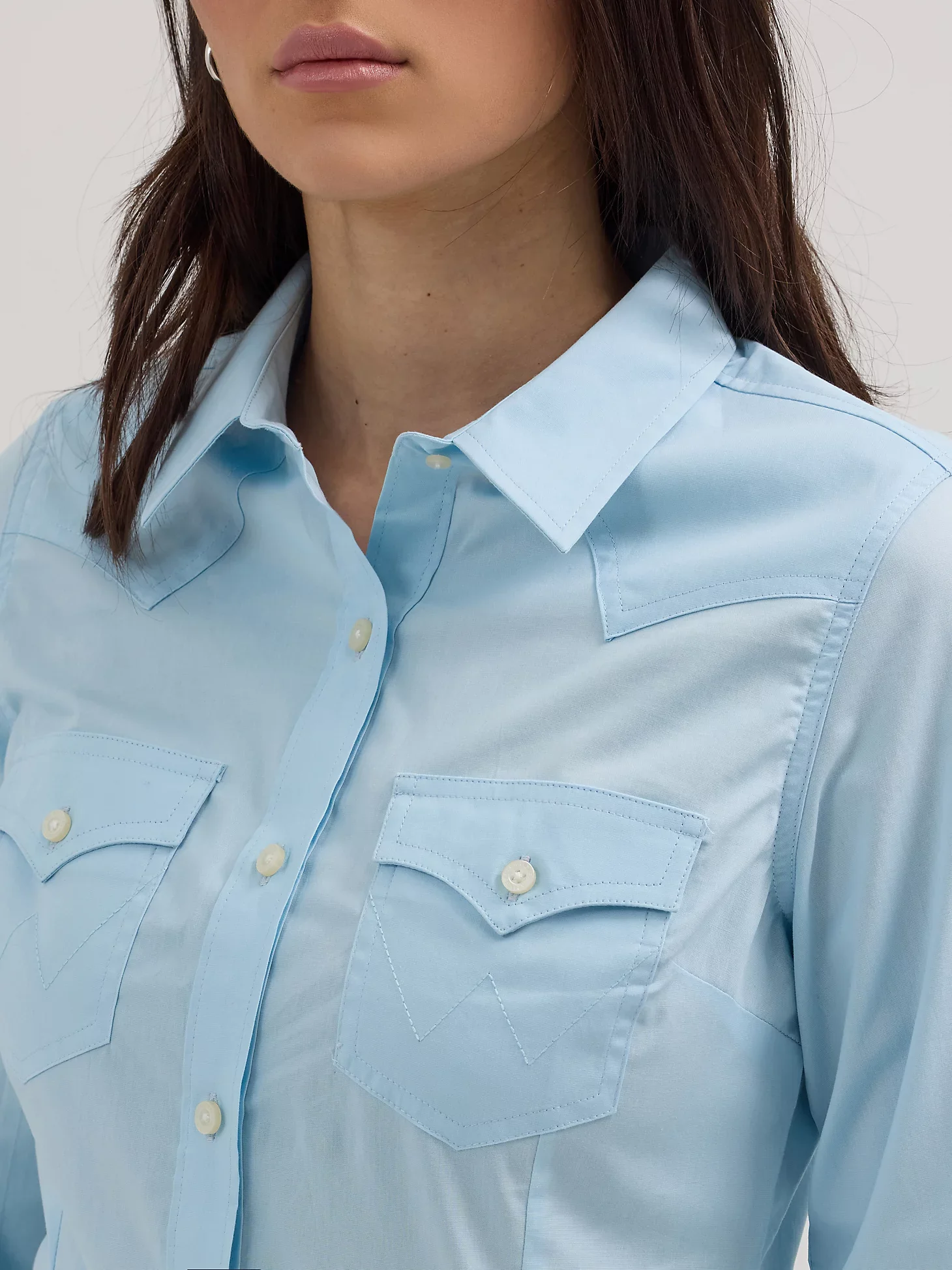 WOMEN'S WRANGLER WESTERN BUTTON DOWN SHIRT IN COOL BLUE - Image 8