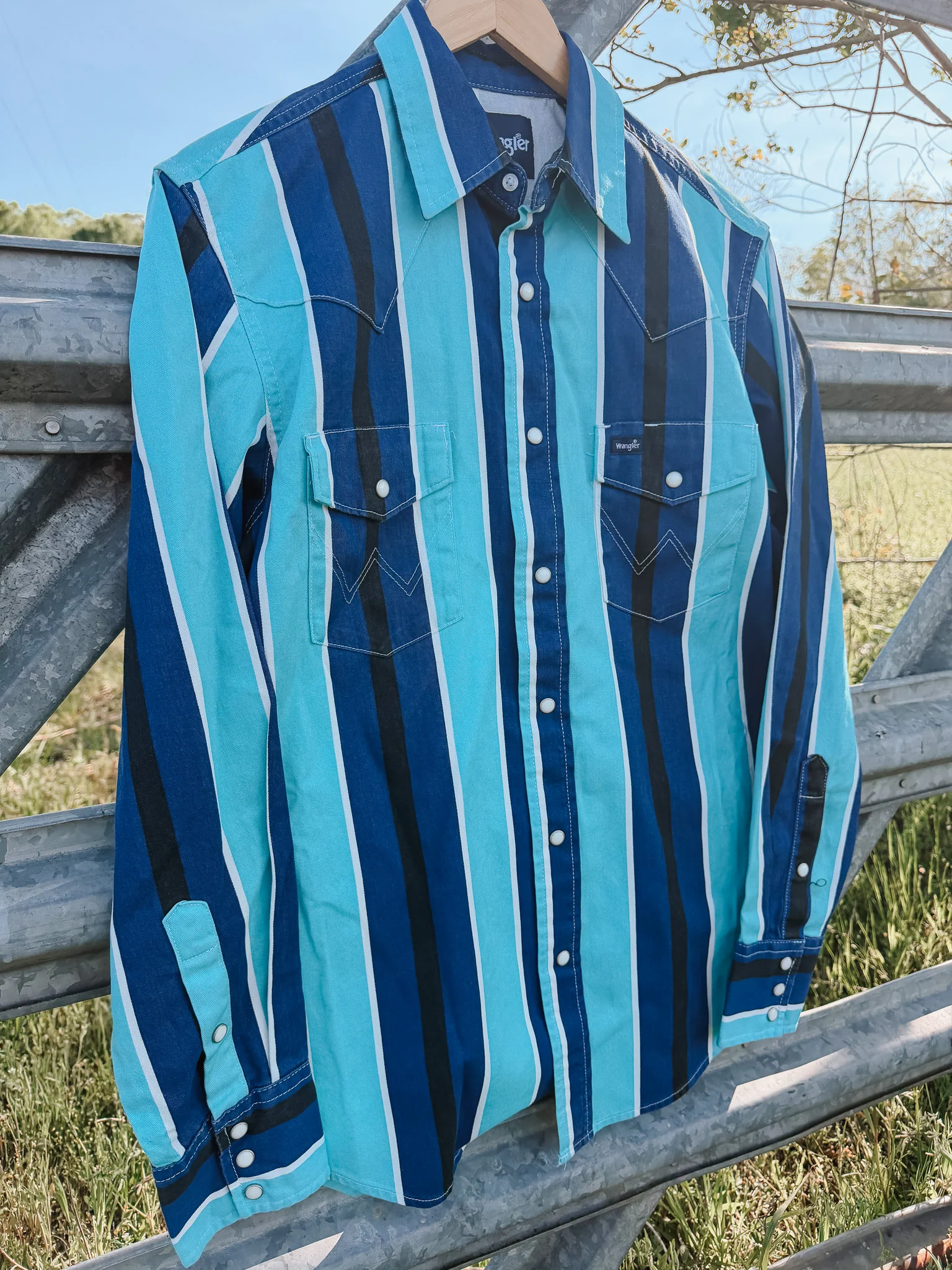 Wrangler Men's Vintage-Inspired Brushpopper Pearl Snap in Blue