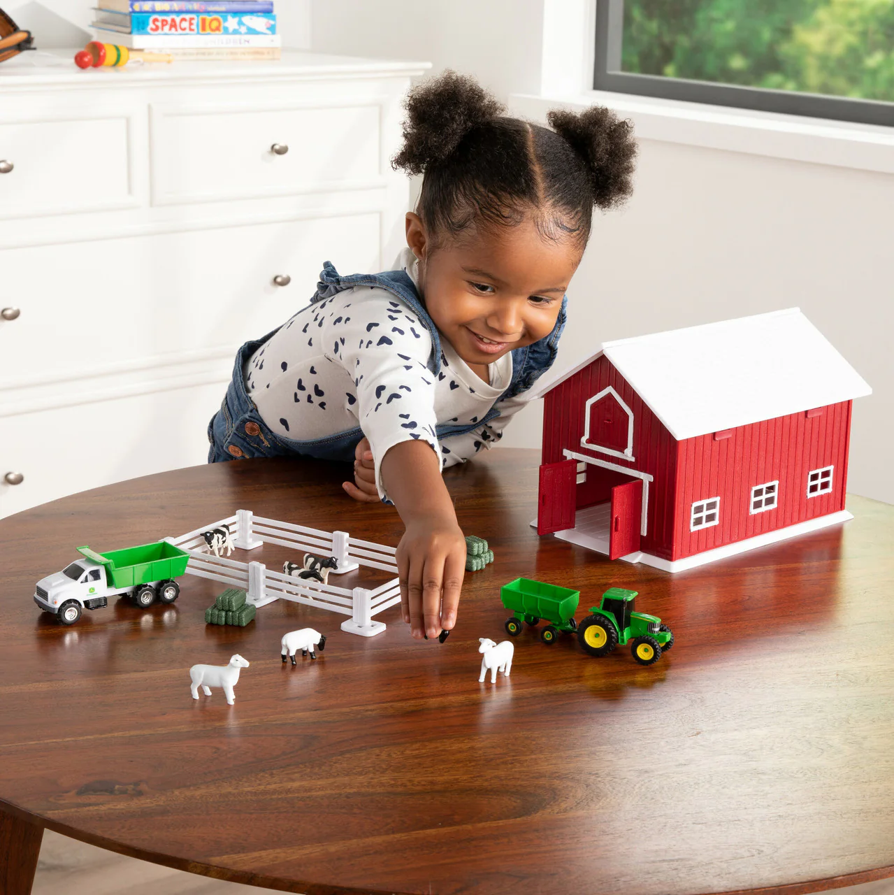 John Deere 1:64 Scale 24 Piece Farm Playset with On-the-Go Barn - Image 10