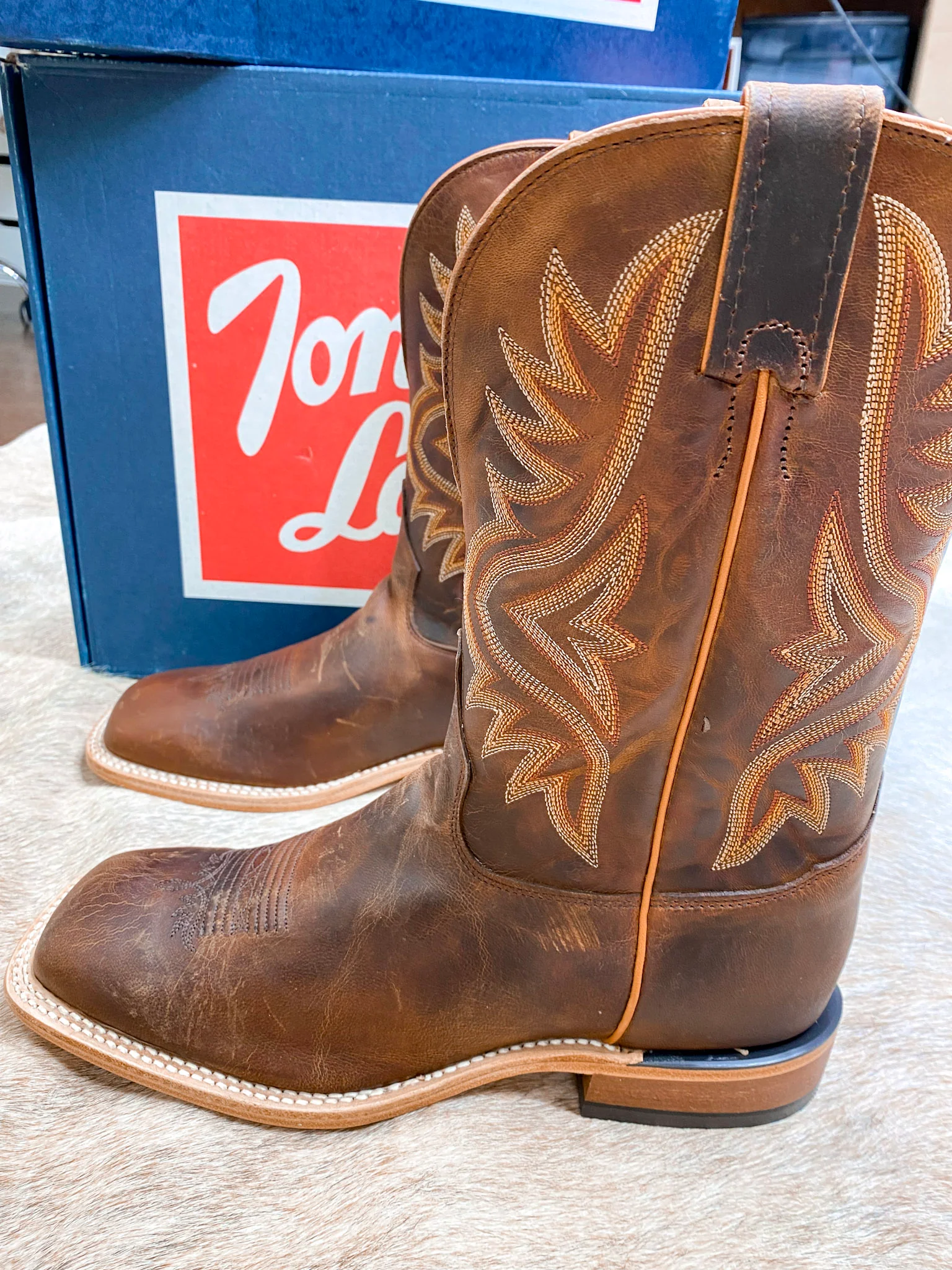 TONY LAMA AVETT IN TAN WORN GOAT BOOT - Image 3
