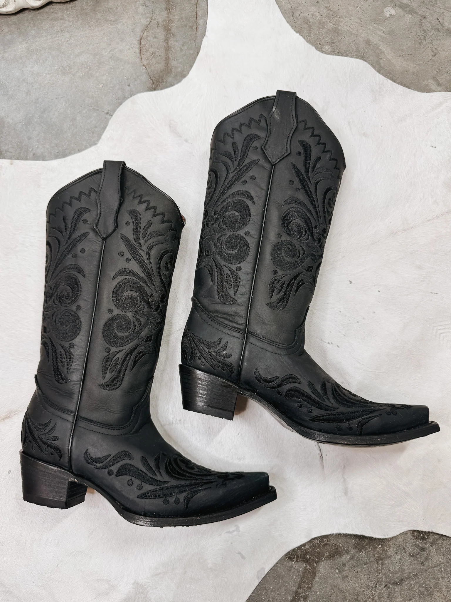 Women's Circle G Black Floral Snip Toe Boot - Image 4
